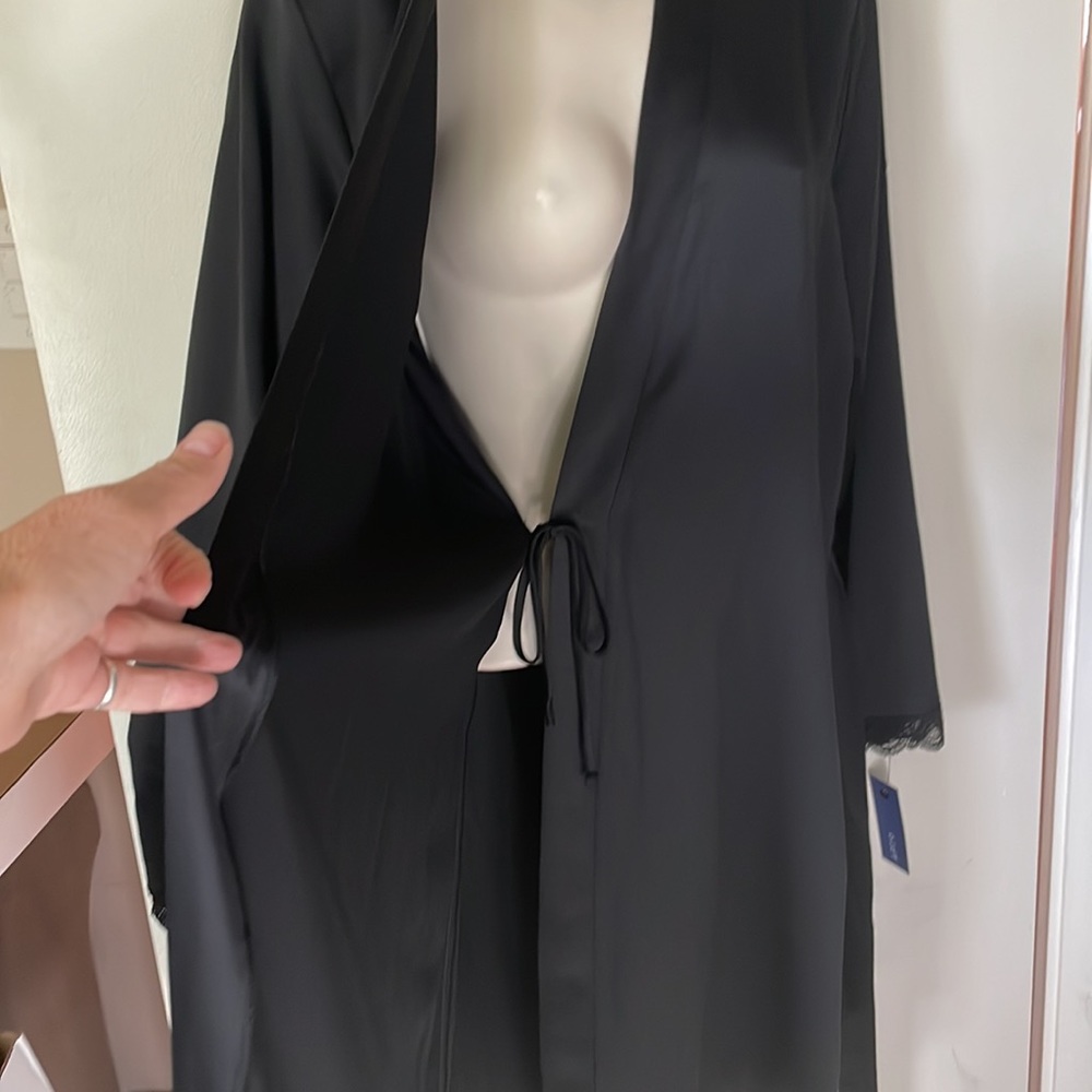 Robe - Picture 3 of 10